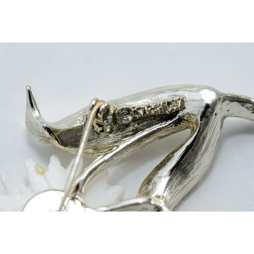 Vintage Sarah Coventry signed Daisy Flower Silver toned pin brooch boutonniere